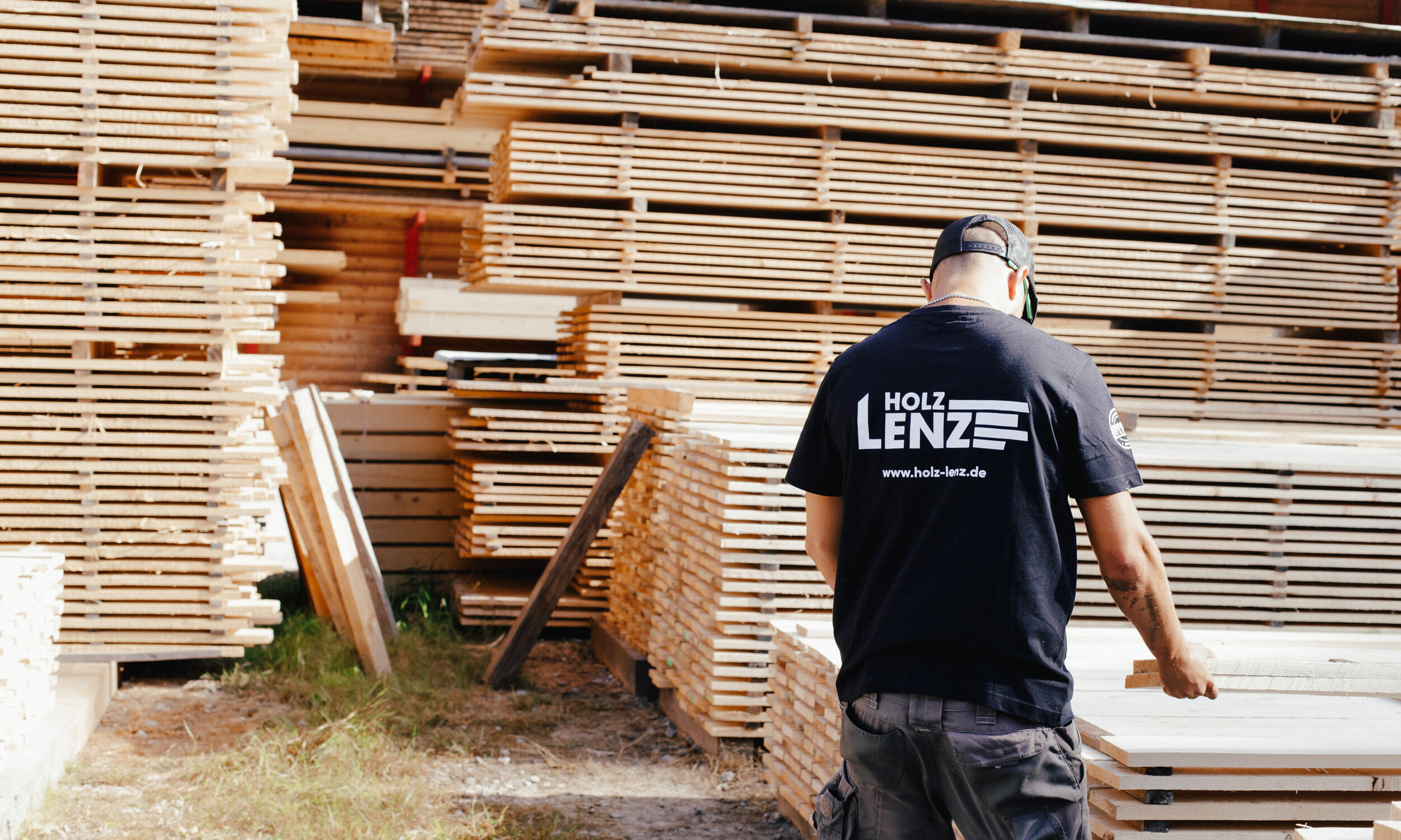 Holz Lenz Mitarbeiter sortiert Holz