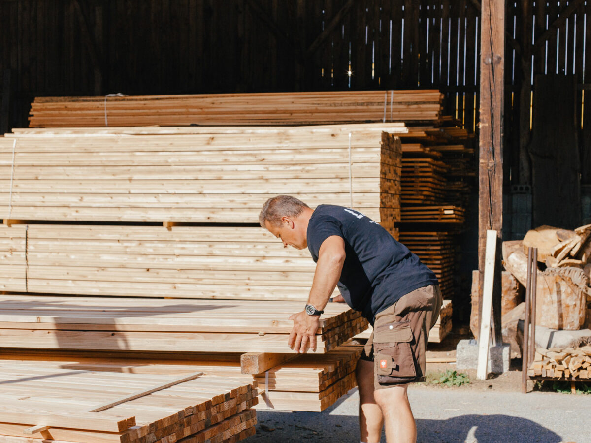 Holz Lenz Mitarbeiter begutachtet Holz