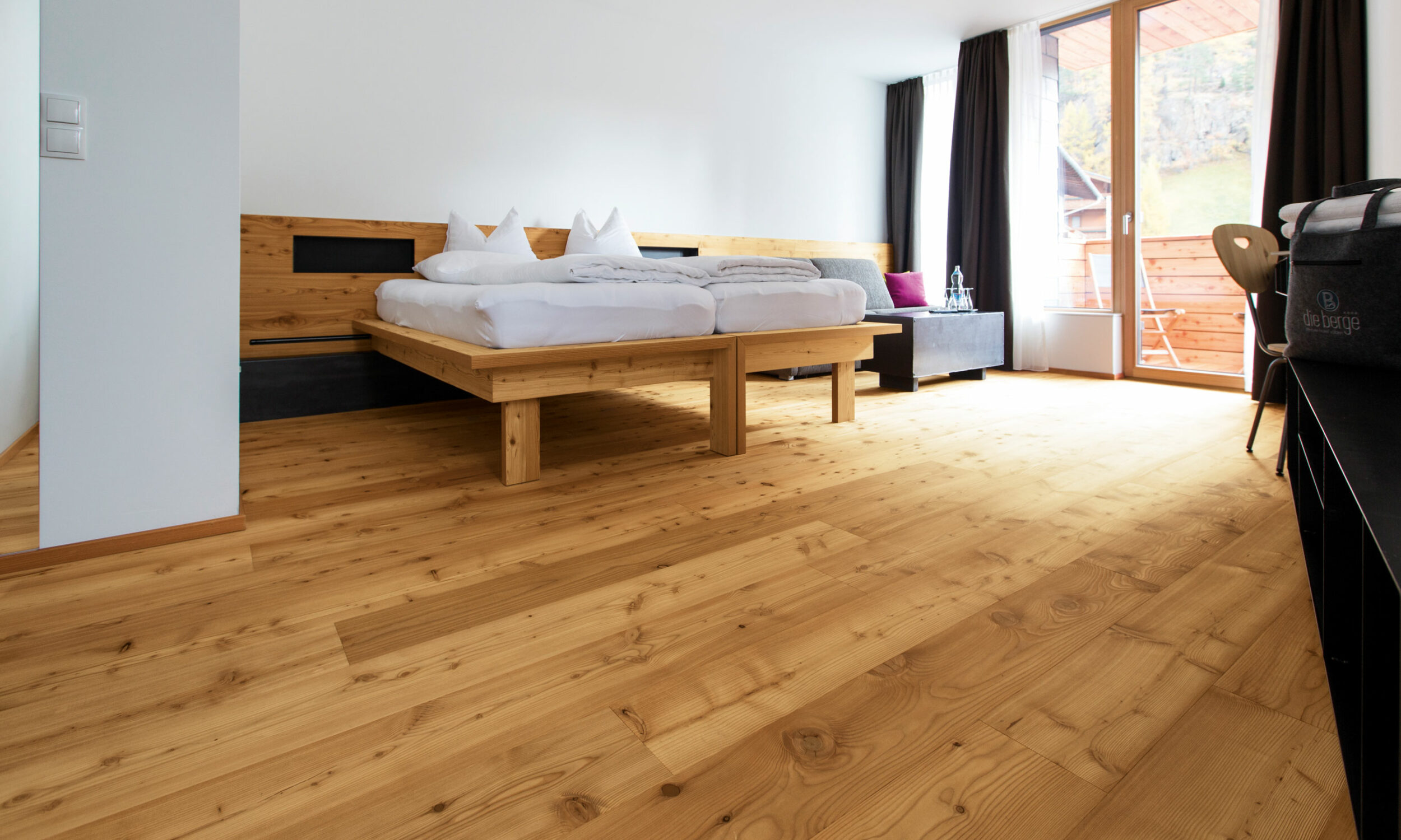 Schlafzimmer mit Holzboden
